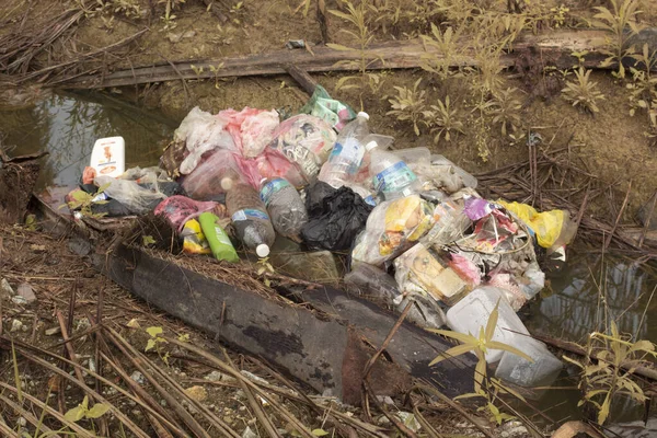 マレーシア パーク 2022年11月10日 国内廃棄物の排水に伴う無責任なゴミ捨て場の赤外線画像 — ストック写真