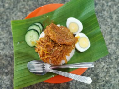 Muz yaprağında kızarmış ançüezli baharatlı sos pilavı.