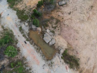 Issız ya da boş arazideki büyük çukur..