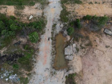 Issız ya da boş arazideki büyük çukur..