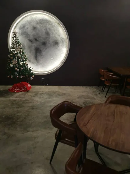 Φωτισμένη Εικόνα Πανσελήνου Γύρω Από Την Αίθουσα Για Εορτασμό Χριστουγέννων — Φωτογραφία Αρχείου