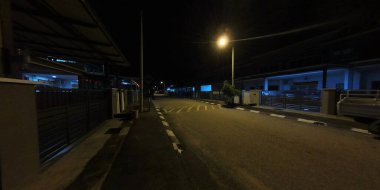 Tek katlı teras evlerinde gece manzarası..