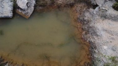 ıssız arazideki büyük çukur ya da su birikintisi.