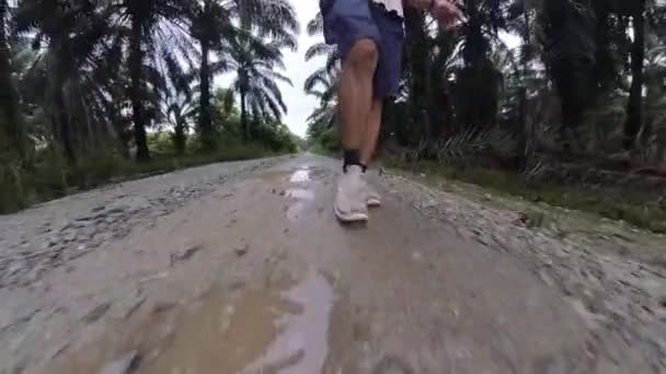 有人独自走在潮湿的沙地乡村道路上 — 图库视频影像