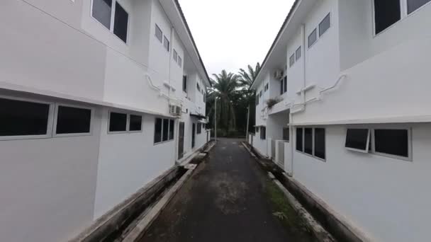 Caminar Entre Dos Callejones Simétricamente Calle Edificios Dos Pisos — Vídeo de stock