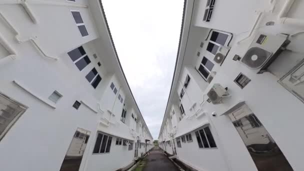 Andando Entre Dois Edifícios Simetricamente Beco Dois Andares Rua — Vídeo de Stock
