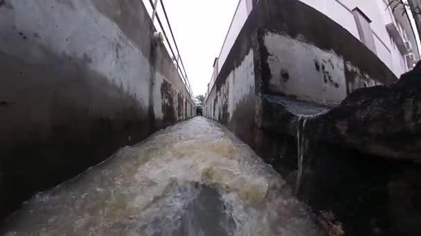 Fluxo Pesado Água Longo Sistema Drenagem Cidade — Vídeo de Stock