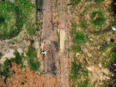 Şiddetli yağmurdan sonra boş tarım arazileri su birikintileriyle dolu.