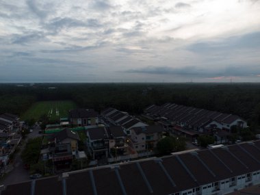 Hava mavisi gece banliyö gökyüzü manzarası 