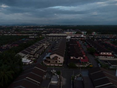 Hava mavisi gece banliyö gökyüzü manzarası 