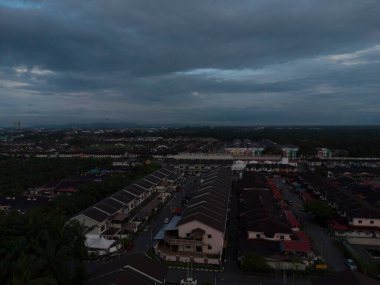 Hava mavisi gece banliyö gökyüzü manzarası 