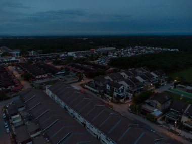 Hava mavisi gece banliyö gökyüzü manzarası 