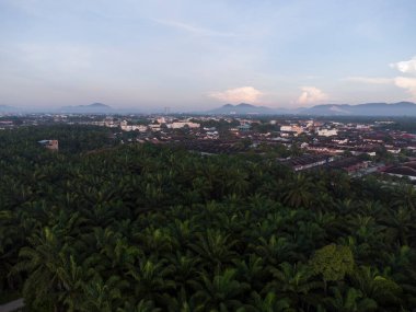 Hava mavisi gece banliyö gökyüzü manzarası 