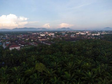 Hava mavisi gece banliyö gökyüzü manzarası 