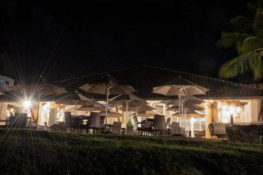 Perak, Malezya. 25 Aralık 2022: Damar Laut 'taki DoubleTree Hilton Resort' un açık hava eğlence alanı çevresindeki gece sokak görüntülerinin çekilmesi. 