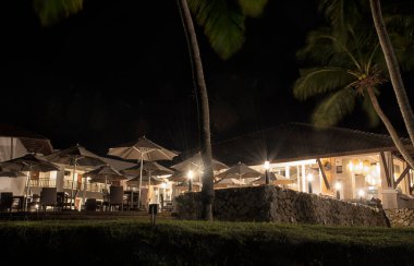 Perak, Malezya. 25 Aralık 2022: Damar Laut 'taki DoubleTree Hilton Resort' un açık hava eğlence alanı çevresindeki gece sokak görüntülerinin çekilmesi. 