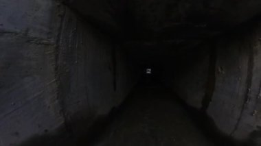 Şehir drenaj sistemi boyunca ağır su akışı.