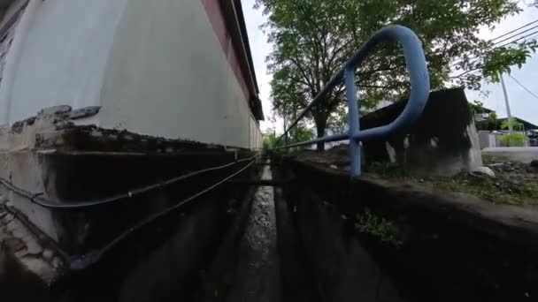 Сильний Потік Води Вздовж Міської Дренажної Системи — стокове відео