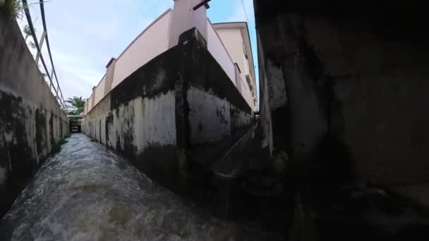 Starker Wasserfluss Entlang Der Stadtentwässerung — Stockvideo