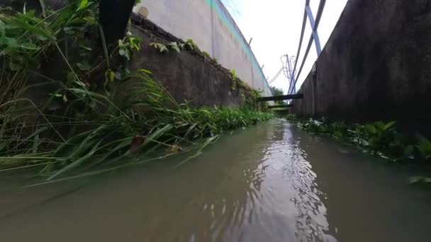 都市排水システムに沿って大量の水が流れ — ストック動画