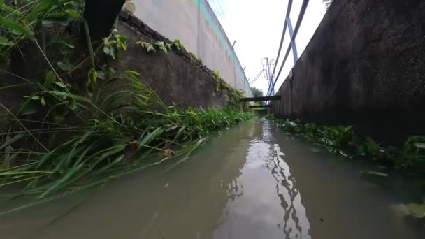 城市排水系统中的大量水流 — 图库视频影像