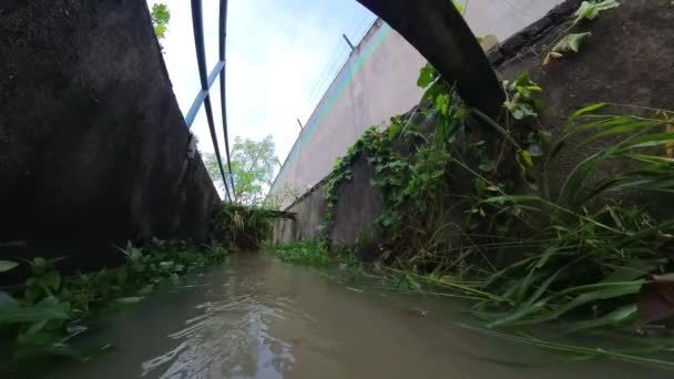 Сильний Потік Води Вздовж Міської Дренажної Системи — стокове відео