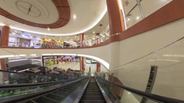 マレーシアのパーク 2022年12月30日 屋内エスカレーターがイオンショッピングコンプレックス内のさまざまな屋台に移動する映像シーン Sri Manjung — ストック動画
