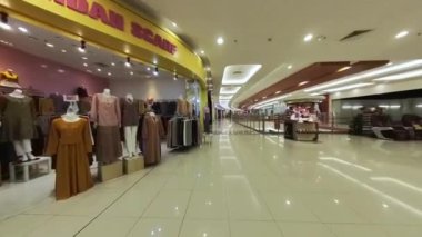 Perak, Malezya. 30 Aralık 2022: Aeon Alışveriş Kompleksi Sri Manjung 'un içerisindeki satış tezgahları etrafındaki yürüyen vitrinlerin görüntüsü. 