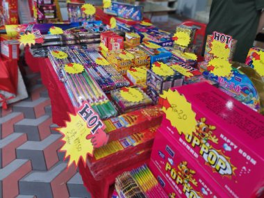 Perak, Malezya. 8 Ocak 2023: Kg Koh Backstreet Stalls 'da yapılacak Çin Yeni Yıl kutlamaları için indirimli havai fişek çeşitleri.