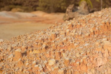 Ormanların tahrip edilmesi ve toprak madenciliği nedeniyle terk edilmiş arazinin çevresindeki manzara..