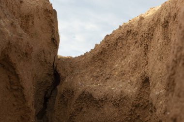 Ormanların tahrip edilmesi ve toprak madenciliği nedeniyle terk edilmiş arazinin çevresindeki manzara..
