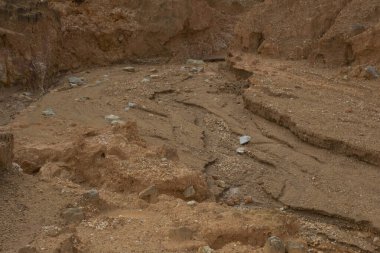 Ormanların tahrip edilmesi ve toprak madenciliği nedeniyle terk edilmiş arazinin çevresindeki manzara..