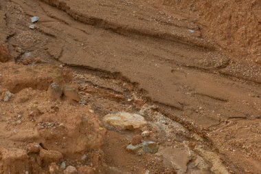 Ormanların tahrip edilmesi ve toprak madenciliği nedeniyle terk edilmiş arazinin çevresindeki manzara..
