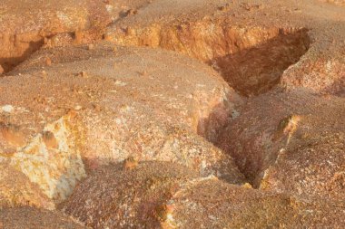 Ormanların tahrip edilmesi ve toprak madenciliği nedeniyle terk edilmiş arazinin çevresindeki manzara..