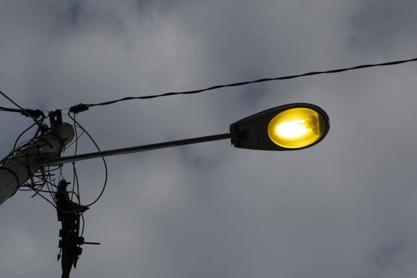 Жилой фонарный столб, освещающий улицу