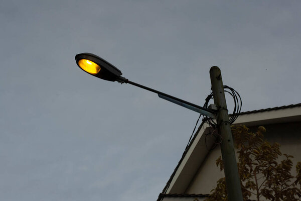 Жилой фонарный столб, освещающий улицу