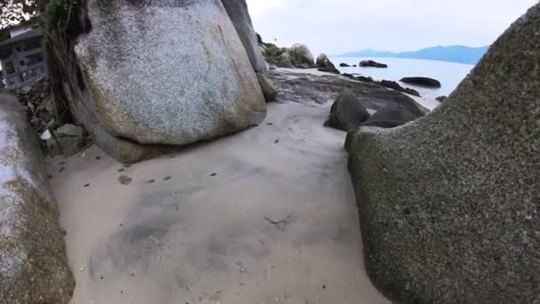 Walking Huge Boulders Laying Seaside — Vídeos de Stock