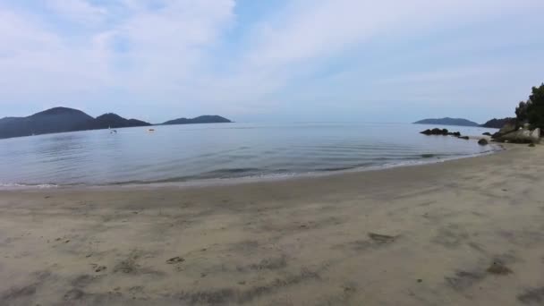 Berjalan Sepanjang Batu Batu Besar Berbaring Tepi Laut — Stok Video