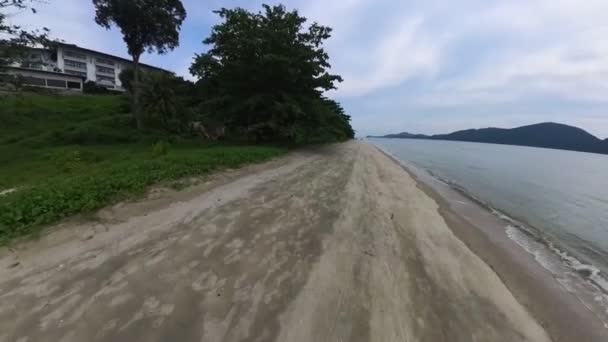 沿着海滩散步的镜头 — 图库视频影像