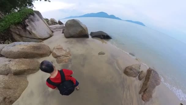 Walking Huge Boulders Laying Seaside — Stok video