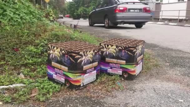 Перак Малайзия Используется Выбрасывается Две Коробки Патронами Фейерверк Найден Вдоль — стоковое видео