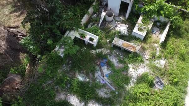 种植园内一座被拆毁的木房子的空中场景 — 图库视频影像