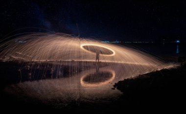 Çelik yün eğirme gelen sıcak parlayan kıvılcımlar duş. 