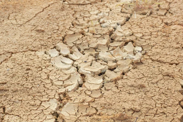 干旱引起的地表土壤裂缝的红外图像 — 图库照片