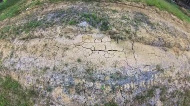 Dünya yüzeyinin kuruyan ve çatlayan toprağının görüntüleri.. 