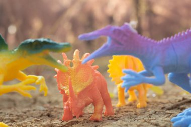 Kurumuş topraklarda aylak aylak dolaşan dinozor oyuncaklarının kızılötesi görüntüsü..