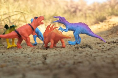 Kurumuş topraklarda aylak aylak dolaşan dinozor oyuncaklarının kızılötesi görüntüsü..