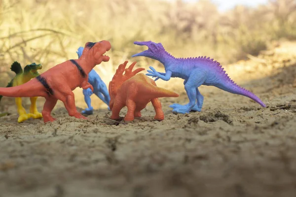 Imagem Infravermelha Dos Brinquedos Dinossauro Ilustrando Vadiagem Torno Terra Seca — Fotografia de Stock