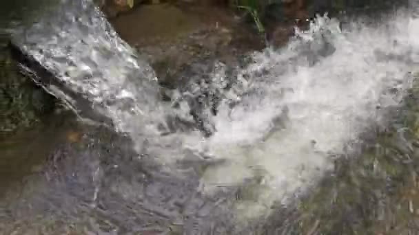 Tubo Cinzento Pvc Que Jorra Água Doce Para Drenagem Calçada — Vídeo de Stock