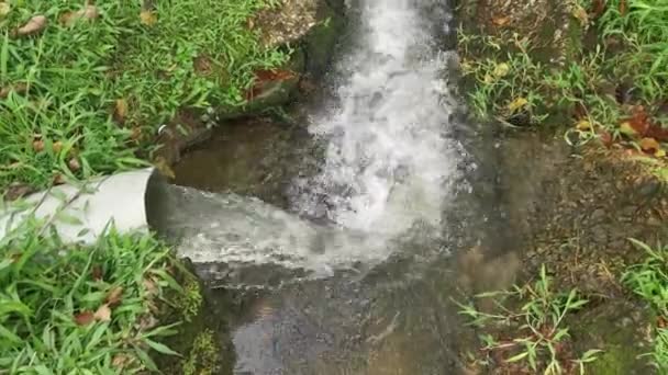 Graues Pvc Rohr Sprudelt Aus Süßwasser Die Gehwegentwässerung — Stockvideo